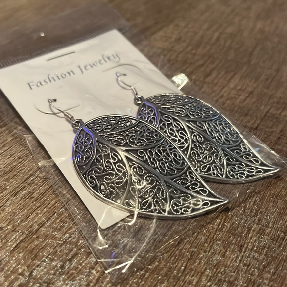 🛍️Silver or Bronze Leaf Earrings 🛍️3 for $13🛍️ SALE!! - Picture 4 of 6